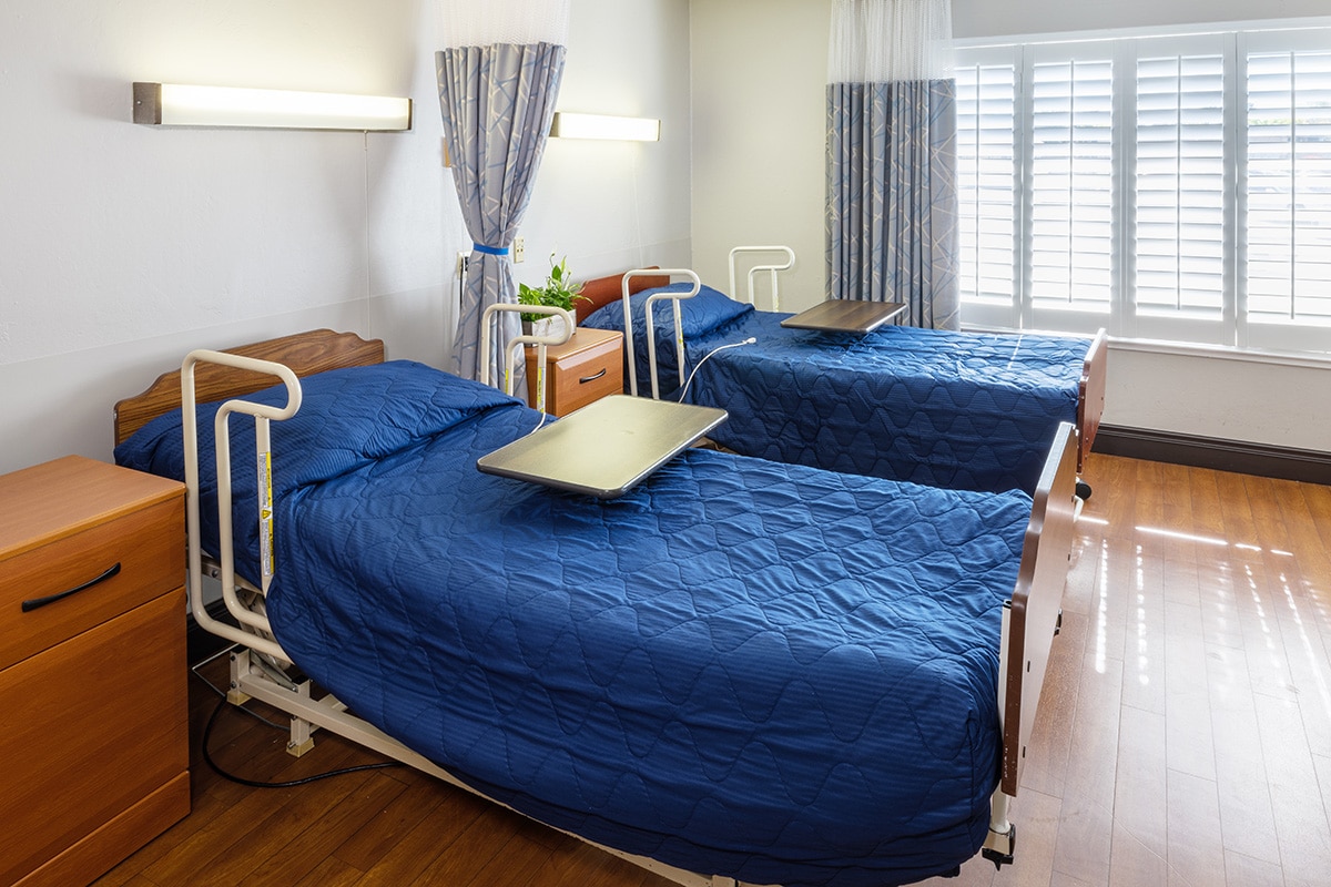 Vineyard Post Acute semi-private room